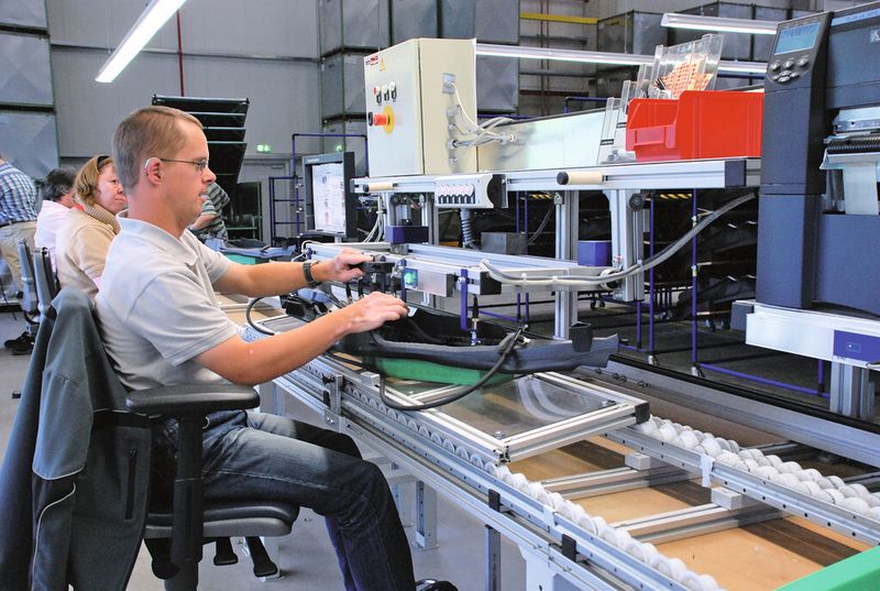 Gemeinsam entwickeln Mitarbeiter mit und ohne Behinderung Prüfvorrichtungen, damit die Prozesse schnell und fehlerfrei ablaufen. (Bild: GWW)