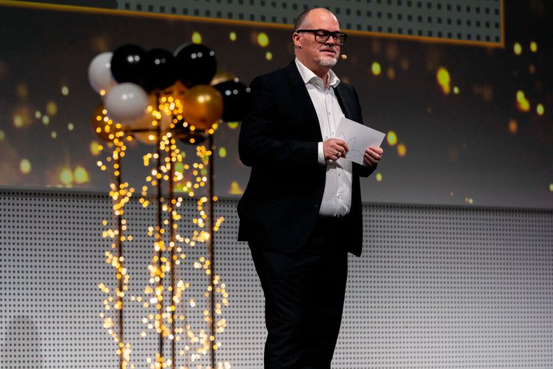 LABORPRAXIS- und DeviceMed-Chefredakteur präsentierte die Sieger in den Kategorien Labor-/Analysentechnik und Medizintechnik. (Bild: Vogel Communications Group / Human)