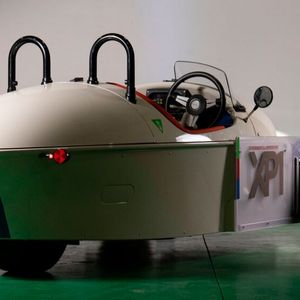 Im Vergleich zum konventionell angetriebenen Threewheeler bietet der XP-1 eine aerodynamisch deutlich verbesserte Karosserie.(Bild:  Morgan)