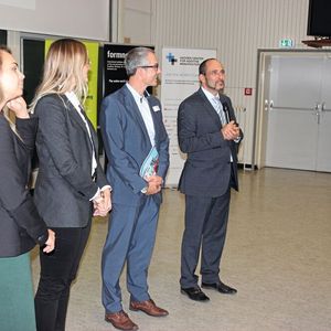 Gastgeber Prof. Binal Al-Nawas (r.) begrüßt die Seminarteilnehmer an der Universitätsmedizin Mainz. Im Bild (v.l.n.r.): Maria Besser (Mesago), Lea Eilert (ACAM), Peter Reinhardt (Devicemed) und Prof. Al-Nawas