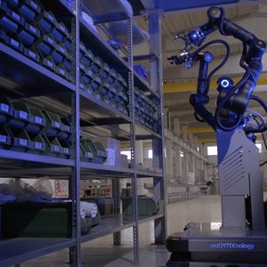 
Mobile Robotik ist in der Intralogistik bereits etabliert, humanoide Robotik rückt zunehmend in den Fokus. Hier zu sehen ist ein humanoider Roboter von Bosch Rexroth auf einer AMR(Autonomous Mobile Robot)-Plattform, wie er ein entsprechendes Bauteil in einem Regal sucht. (Bild: Bosch Rexroth AG)