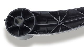 Durch das Umspritzen endlosfaserverstärkter Thermoplast-Einleger (Organobleche) entsteht mithilfe des Langfaser-Direktspritzgießens ein hochfestes und stabiles Compositebauteil, das bei einer Länge von über 500 mm nur 200 g wiegt. (Bild: Arburg)