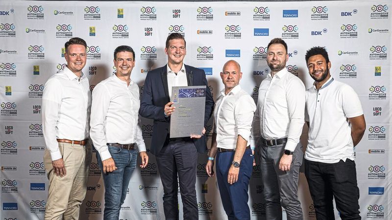Die Erkner-Gruppe war einer der Gewinner in der Kategorie Vertrieb des Automotive Business Awards 2023. Das familiengeführte VW- und Skoda-Autohaus legt den Fokus sämtlicher Vertriebsaktivitäten auf die individuelle Kundenansprache. Der Händler hat nicht nur die Privat-, sondern auch die Gewerbekunden nach Persönlichkeitstypen kategorisiert und erreicht sie damit messbar besser als früher. (Bild: Stefan Bausewein)
