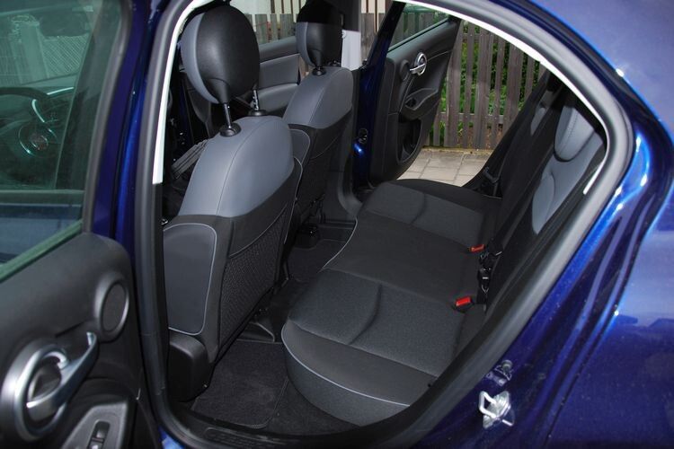 Außen groß, innen klein: Die Beinfreiheit hinter großen Fahrern ist eher grenzwertig. (Foto: Holz)