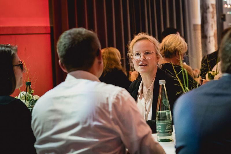 Im Rahmen des Networking-Dinners zum EMS-Tag 2024 wurde das Netzwerk erweitert, fein diniert und Champagner probiert. (Bild: Stefan Bausewein)