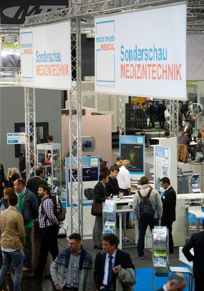 Großes Besucherinteresse an der Sonderschau Medizintechnik auf der Metav 2014. (Messe Düsseldorf/c.tillmann)
