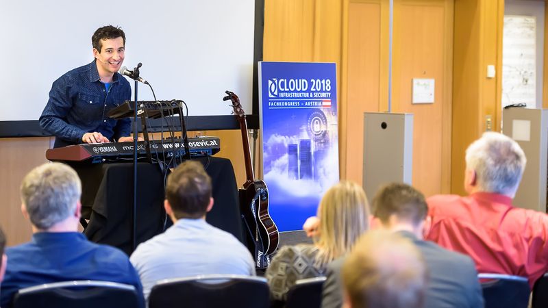 Einen krönenden und humorvollen Abschluss schaffte Omar Sarsam mit einem Auszug aus seinem neuen Programm »Herzalarm« (Vogel-IT Akademie / Marko’s Photography)