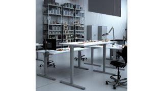 Der von dem Meerbuscher Hersteller Inwerk im Jahr 2014 entwickelte und in Deutschland hergestellte Werktisch Masterlift bietet einen Höhenverstellbereich von 625 bis 1275 mm und ist stufenlos auf unterschiedlichste Arbeitssituationen einstellbar. (Bild: Inwerk)