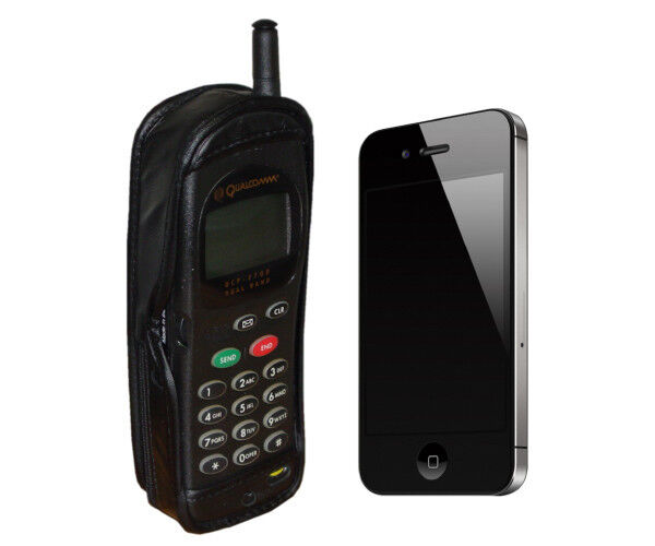 Das Qualcomm QCP-2700 von 1997) und das iPhone 4S von 2011 im Vergleich (Bild: Shumin/Creative Commons Attribution-Share Alike 3.0 Unported license)