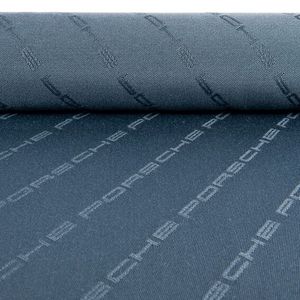 Der Bezugsstoff "PORSCHE Schriftzug" prägte ab den 80er-Jahren das Interieur zahlreicher Porsche Modelle. In dieser Zeit, in der Leder zunehmend in Fahrzeuginnenräume Einzug hielt und Klimaanlagen noch nicht zum Standard zählten, bot der Stoff hohen Komfort bei sommerlichen Temperaturen. (Bild:  Porsche)