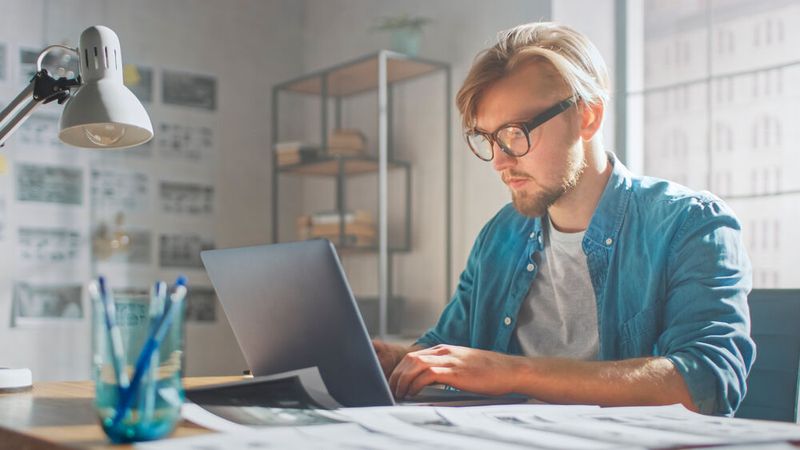 1. Laptop statt Computer: Laptops sind wesentlich energieeffizienter als Desktop-Computer. Ein durchschnittlicher Desktop-PC benötigt ca. 60 Watt Leistung, wohingegen ein herkömmlicher Laptop mit ca. 15 Watt auskommt. Wer seinen Desktop-PC durch ein Laptop ersetzt, kann demnach bis zu 75 Prozent Strom einsparen.  (Bild: ©Gorodenkoff - stock.adobe.com)