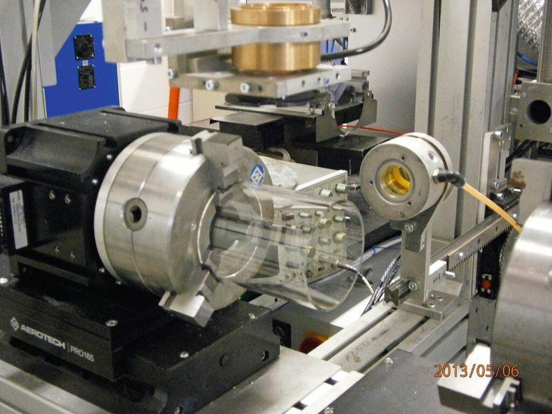 Versuchsaufbau für die Herstellung rotationssymmetrischer Glas-Metall-Verbindungen mit Achssystem, Pyrometer und Optik. (Bild: ifw)