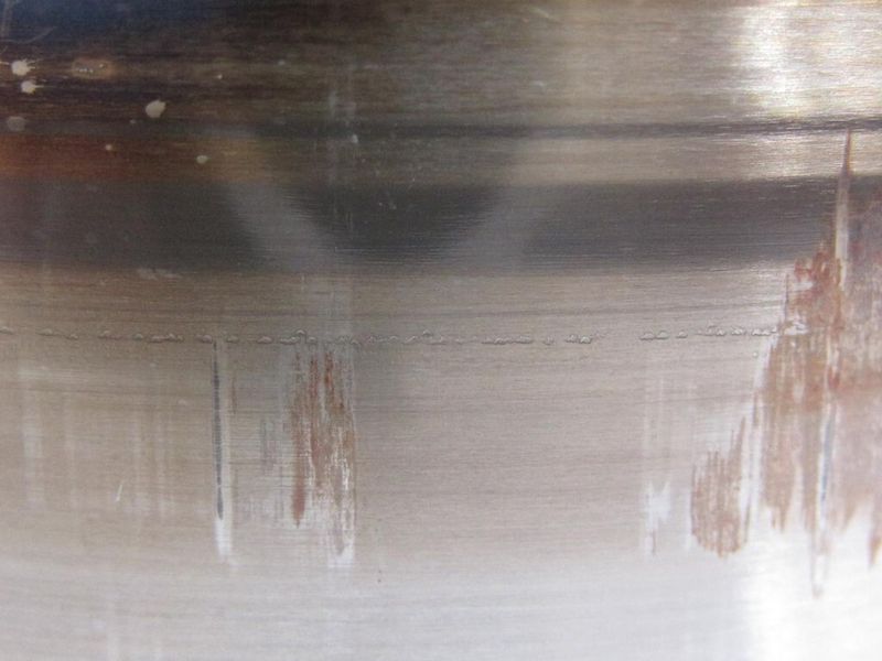 Bild 1b zeigt Schmelzkrater an der Mantelfläche des Wälzkörpers eines Zylinderrollenlagers. Schäden infolge von Stromdurchgang machen sich meist durch ein erhöhtes Laufgeräusch im Betrieb bemerkbar. (Bild: NKE)