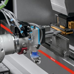 Ein Funksensor detektiert, wenn das Biegeteil am Anschlag anliegt, und gibt ein Signal an die Roboterzelle.  