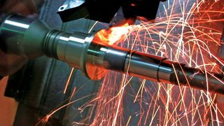 Härten und Hartzerspanen in ein und derselben Aufspannung einer Monforts «RNC 400 LaserTurn»: Das spart Zeit und Kosten, zudem erhöht es die Qualität, da Transport und Umspannen entfallen.  (Bild: Monforts Werkzeugmaschinen)