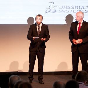 Achim Löhr, Director PLM Value Solutions (links), und Jörg Schiebel, Geschäftsführer der Dassault Systemes Deutschland GmbH, begrüßten die Forumsteilnehmer. Die Wurzeln von Dassault Systèmes lägen zwar in der Luftfahrttechnik, doch biete der Systemanbieter inzwischen PLM-Lösungen für elf Industriebranchen an. 