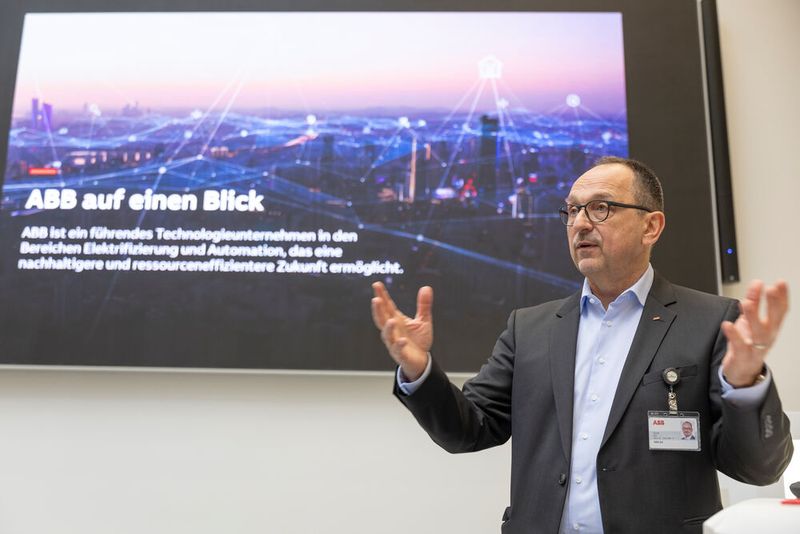 Vorstandsvorsitzender Eric Perotti präsentierte ABB in Deutschland. Danach stellten sich die einzelnen Geschäftsbereiche vor. Der Bereich Elektrifizierung ging dabei vor allem auf Dekarbonisierung durch intelligente Gebäudeautomation ein. (Bild: Luca Siermann/ABB)