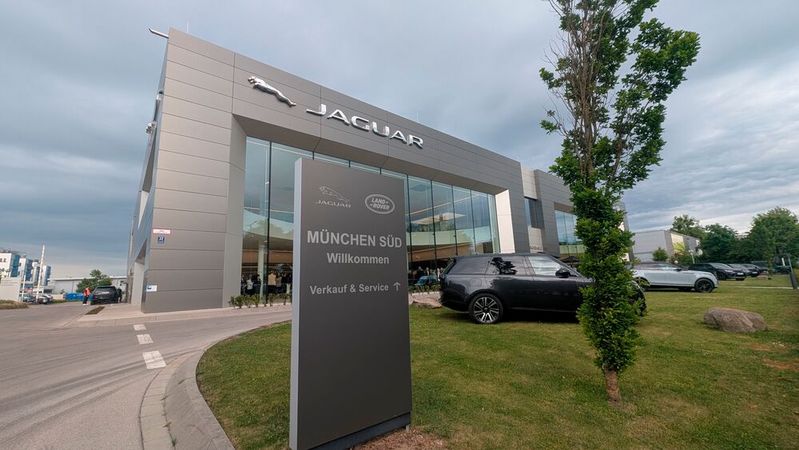 Das JLR-Erlebnisautohaus in der Drygalski-Allee wird voraussichtlich 2026 als eines der ersten Betriebe weltweit gemäß dem neuen House-of-Brands-Konzepts umgebaut.(Bild:  Mauritz – VCG)