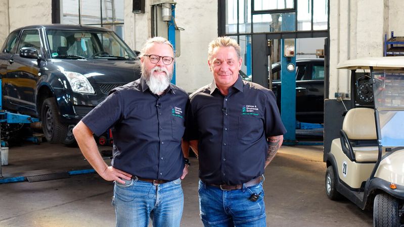 Im nächsten Jahr feiern die beiden Kfz-Meister und Geschäftsführer Michael Dittmar und Thomas Stachowiak ihr 20-jähriges Firmenbestehen.(Bild:  Schreiner – »kfz-betrieb«)