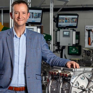 AEM-Chef James Widmer mit dem SSRD-Motor.  (Bild: Advanced Electric Machines)