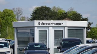 Die Pkw-Umschreibungen haben im ersten Quartal 2023 leicht zugelegt. (Bild: Grimm – »kfz-betrieb«)