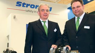 Dr.-Ing. Jürgen Onasch (l.), Sprecher des Vorstands der Stromag AG, und Dipl.-Ing. Thomas Häseker, Projektingenieur bei Stromag, sind begeistert von der neuen Hochleistungs-Synchroneinheit SYE 2700.  Bild: Schäfer (Archiv: Vogel Business Media)