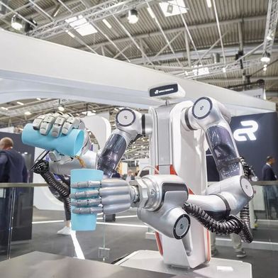 Darauf kann angestoßen werden! Die Messe München wird nämlich Anfang März 2027 die Automatica nach China bringen. Und zwar nach Shanghai. Ob dieser Barkeeper-Roboter auch vor Ort sein wird, ist (noch) nicht bekannt ... (Bild: Messe München)