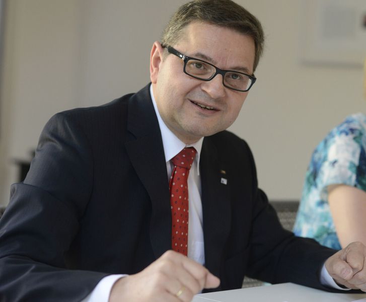 Gerd Deimel, Vorsitzender der VCI-Initiative Infrastruktur: „Beim Thema Mobilität geht es nicht nur darum, dass unsere Güter verlässlich an den Werkstoren ankommen; es geht hier auch um Menschen. Unsere Mitarbeiterinnen und Mitarbeiter sollten nicht in Staus stehen oder zahlreiche Umwege fahren müssen, sondern möglichst einfach, pünktlich und sicher zu ihren Arbeitsplätzen und wieder nach Hause gelangen. Schließlich wollen wir nicht nur für Unternehmen und Investoren, sondern auch für die Beschäftigten in der Chemie attraktive Arbeitgeber an gefragten Standorten sein.“ (VCI/Mendel)