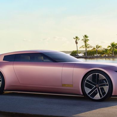 Kaum ein Konzeptauto dürfte so viele hitzige Diskussionen ausgelöst haben, wie der Jaguar Type 00. Wann das Serienmodell kommt, steht noch nicht fest. Kreativdirektor Jerry McGovern wird dessen Premiere wohl nicht begleiten.  (Bild: Jaguar)