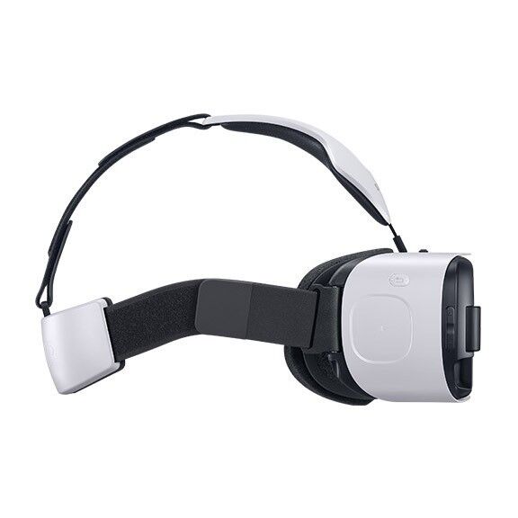 Virtual Reality mit Smartphone: Das zusammen mit Oculus entwickelte Samsung Gear VR ist ein Headset, in dem als Display ein Edge 6 Smartphone eingesetzt wird. Die Vertiefung an der Seite dient als Touch-Controller. (Bild: Samsung)