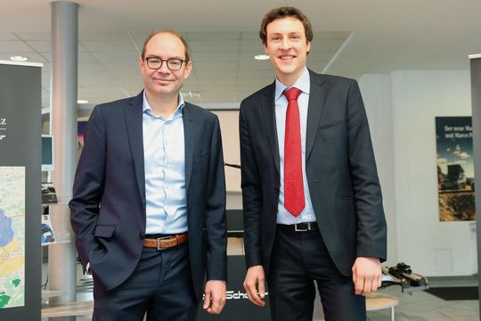 Peter Schäfer (li.) und Johannes Medele übernehmen die Geschäftsführung der neuen Medele-Schäfer Holding GmbH. Schäfer obliegt die Rolle des Sprechers der Geschäftsführung. (Bild:  Medele-Schäfer)