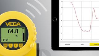 Plicscom in das Gerät einsetzen, die Vega Tools-App herunterladen und schon kann der Anwender seine Sensoren komfortabel und vor allem gefahrlos aus sicherer Entfernung mit dem Smartphone oder Tablet konfigurieren und parametrieren. (Bild: Vega)