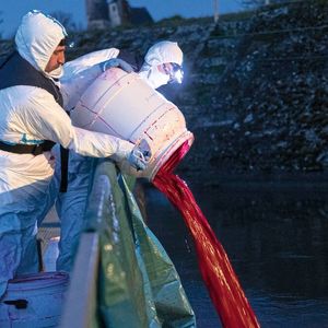 Die BfG-Wissenschaftler bringen den Markierstoff in das Schleusenbecken des Wasserkraftwerks Besigheim ein.(Bild:  M. Labadz, BfG)