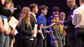 Siegerehrung beim Jugend-forscht-Wettbewerb 2023 (Bild: Stiftung Jugend forscht e. V. / Die Unternehmensverbände im Lande Bremen e. V.)