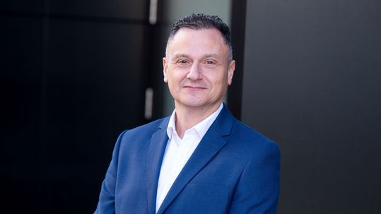 Tolga Oktay, derzeit Vorstand für Finanzen und Controlling der Mercedes-Benz Mobility AG, wird bis Mai 2026 interimsweise die Leitungsfunktion des Geschäftsbereichs Mercedes-Benz Financial Services innehaben.(Bild:   Mercedes-Benz AG)