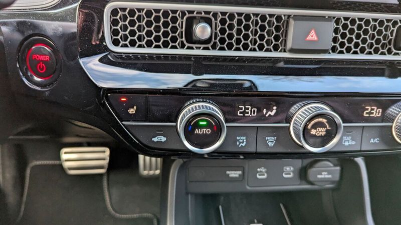 8. Die Bedienung: In Untermenüs mühsam nach Funktionen suchen muss man im Civic dank der vielen Drehschalter und Tasten nicht. Die Drehschalter rasten schön exakt und versprühen einen Hauch Premium-Flair. (Bild: Rosenow – VCG)