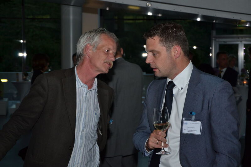 Gute Gespräche bei der After-Award-Party: Prof. Jos A G van Strijp, University Medical Center Utrecht und Bas Poirters, New Brunswick Scientific BV  (Bild: LABORPRAXIS)