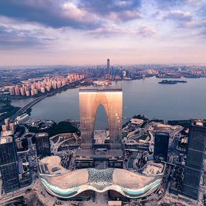 In Suzhou, westlich von Shanghai, steht das moderne Suzhou Center, das im Herbst 2017 eröffnete. 