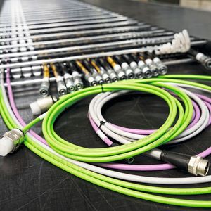 Everything is possible: Totaltrax systems range from simple to complex, from single-unit production to large quantities, with and without plug connections, sheet metal and attachment components, as single- or multi-axis systems.(Image: Tsubaki Kabelschlepp)