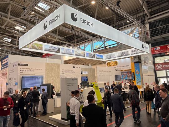 Die letzte Ausgabe der Bauma hat dem Hardheimer Maschinenbauer Eirich Erfolge beschert. Internationale Player aus dem Betonsektor wurden nicht nur von Misch- und Analysesystemen überzeugt sondern auch von ausgeklügelten Zusatzfunktionen, die es sonst kaum gibt.(Bild:  Eirich)