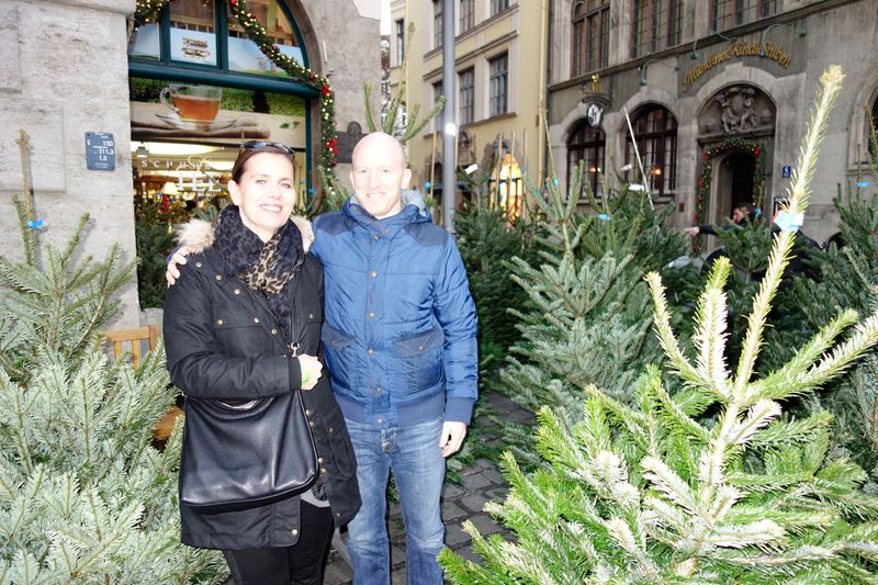 Cornelia Broeckel, Intel Security, und Benedikt Häusler, Infinigate, suchen sich ein hübsches Bäumchen aus. (Bild: IT-BUSINESS)