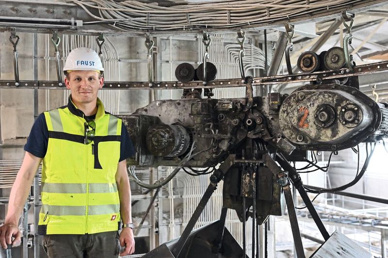 Geowissenschaftler Jahn Faust ist Produktionsleiter Rohstoffe im Tirschenreuther Werk der Imerys Tableware Deutschland. Gemeinsam mit seinem Team  ist er verantwortlich für die Herstellung von gemahlenen Pegmatit-Sanden,  dem Grundstoff von Porzellanmassen. Neben ihm ist einer der Greifer zu sehen,  die mithilfe der Baugruppe von BAM wieder in Gang gesetzt wurden. (Bild: Shamika Löchel / BAM GmbH)