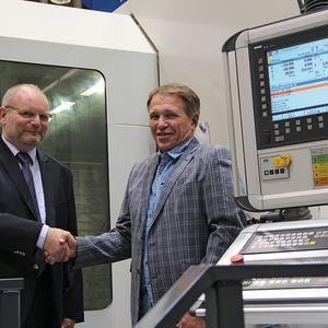 Thomas Warnatsch, geschäftsführender Gesellschafter der Mikromat GmbH in Dresden (links) und Yury P. Bogachev, Vice-Chairman des International Science Technology Center in Moskau/Russland, vereinbarten einen Letter of Intent für die Lieferung einer Präzisionsportalfräsmaschine 20V.