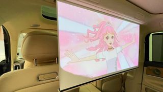 Der Aito M9 setzt auf Infotainment pur: mit integrierter Leinwand für die Insassen auf den Rücksitzen. Das Modell ist nicht in Deutschland erhältlich. (Bild: Hans-Peter Schmidt)