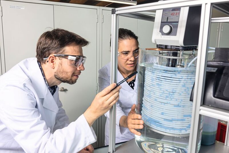 Michael Stuer und Amy Knorpp produzieren ihre Kristallmischungen mit einem „Tubular Flow Reactor“
