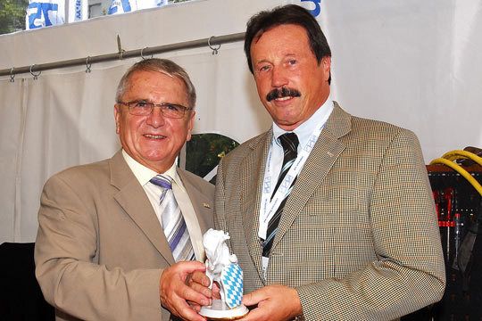 Sichtbares Zeichen für die Leistungen der Innung: Klaus-Dieter Breitschwert überreichte den „Großen bayerischen Löwen an Innungsobermeister Günther Haller. (Archiv: Vogel Business Media)