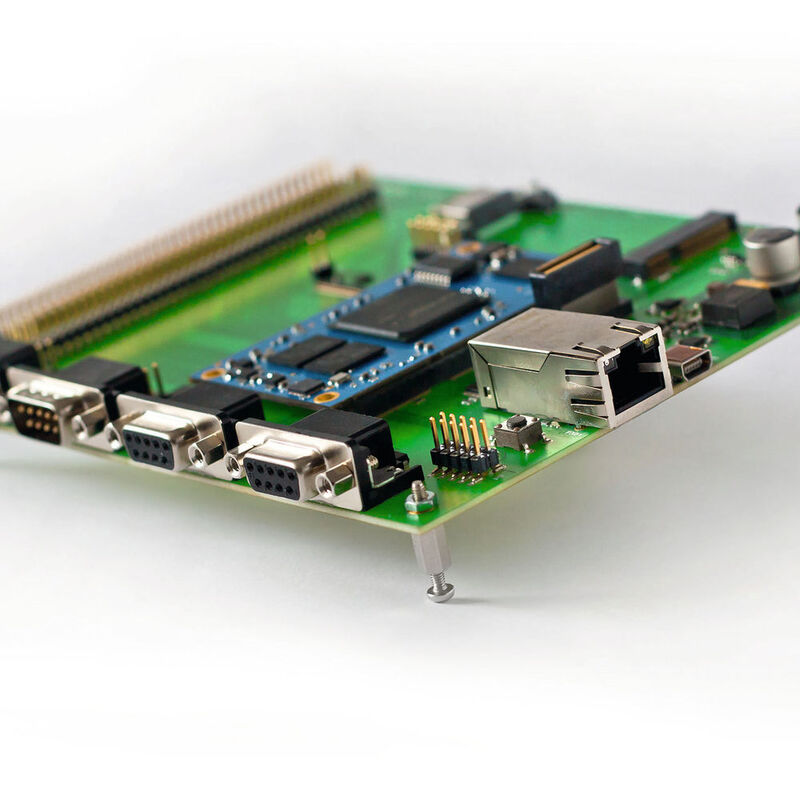 MCV: Das SoC-FPGA-Modul integriert für zusätzliche Funktionalität den Core in ein Referenzdesign.
