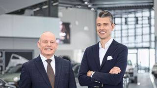 Michael Webels (l.) und Maximilian Mergenthaler erläutert im Interview, wie sich Hülpert in der Heimatregion rund um Dortmund als Mobilitätsdienstleister und serviceorientiertes Unternehmen positioniert. (Bild: Hülpert)