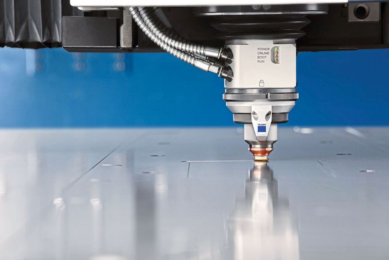 Ein Beispiel für die Blechbearbeitung: Stickstoffschneiden in Rekordgeschwindigkeit mit dem Festkörperlaser: Der Tafeldurchsatz wird in mittleren bis dicken Blechen um bis zu 100 Prozent gesteigert. Gleichzeitig sinkt der Gasverbrauch um 70 Prozent. (Bild: Trumpf)