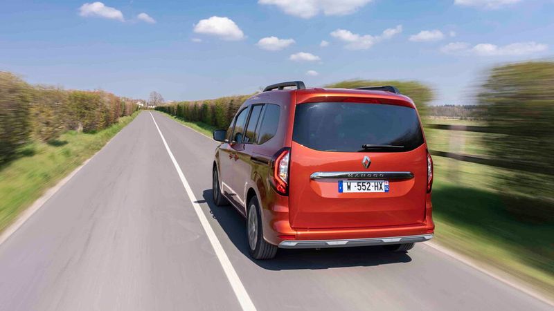 Im Vergleich zur ersten Generation hat die Neuauflage auch deutlich in der Breite zugelegt. (Bild: Renault)